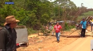 Dos ministros llegan a Cobija para dialogar con campesinos y levantar bloqueo de caminos