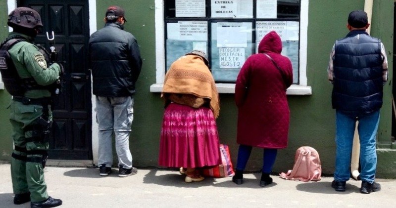 Aprehenden a cuatro personas que revendían entradas para el partido Bolivia-Colombia con sobreprecios de hasta 1.000%