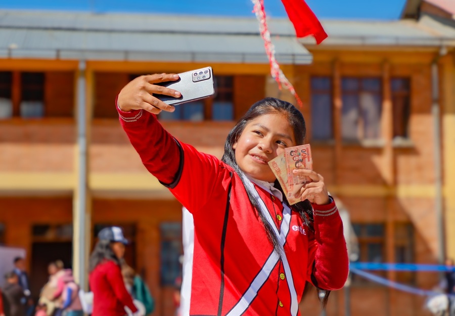 Entel aporta Bs 52 millones al pago del Bono Juancito Pinto