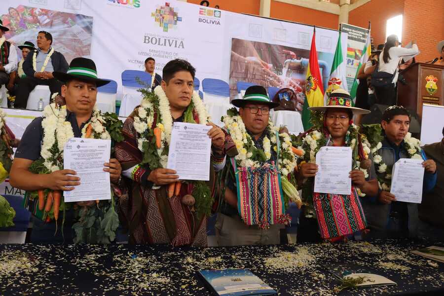 Firman 19 convenios para ejecutar obras de agua y forestación en favor de 14 municipios de Cochabamba