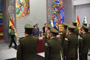 Arce posesiona a Russo como comandante de la Policía y les recuerda que la Constitución se respeta, no se vende ni regala