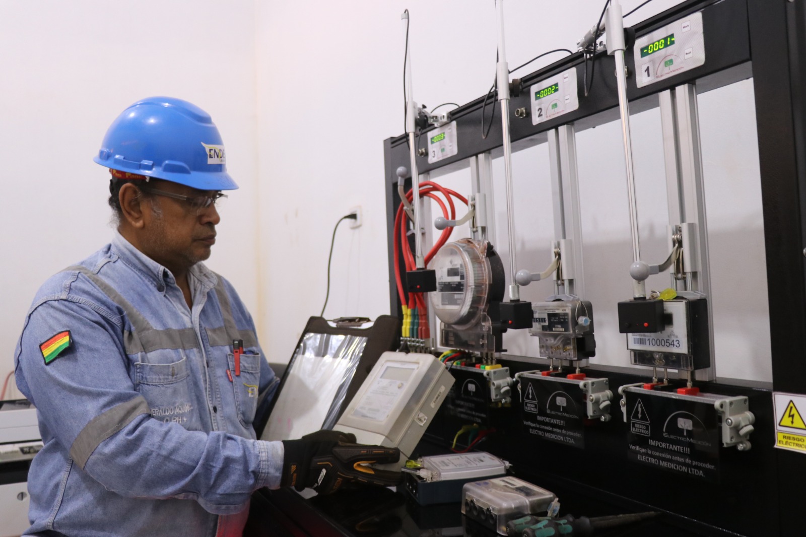 Modernos laboratorios permiten verificar correcto funcionamiento de medidores eléctricos en Beni