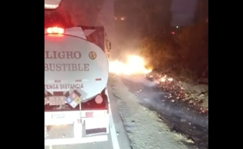 Bloqueadores evistas provocan incendios cerca de cisternas con combustible