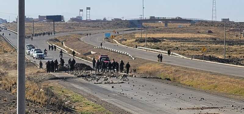 Arrestan a cuatro bloqueadores en Caracollo, entre ellos una mujer que tenía Bs 4.000