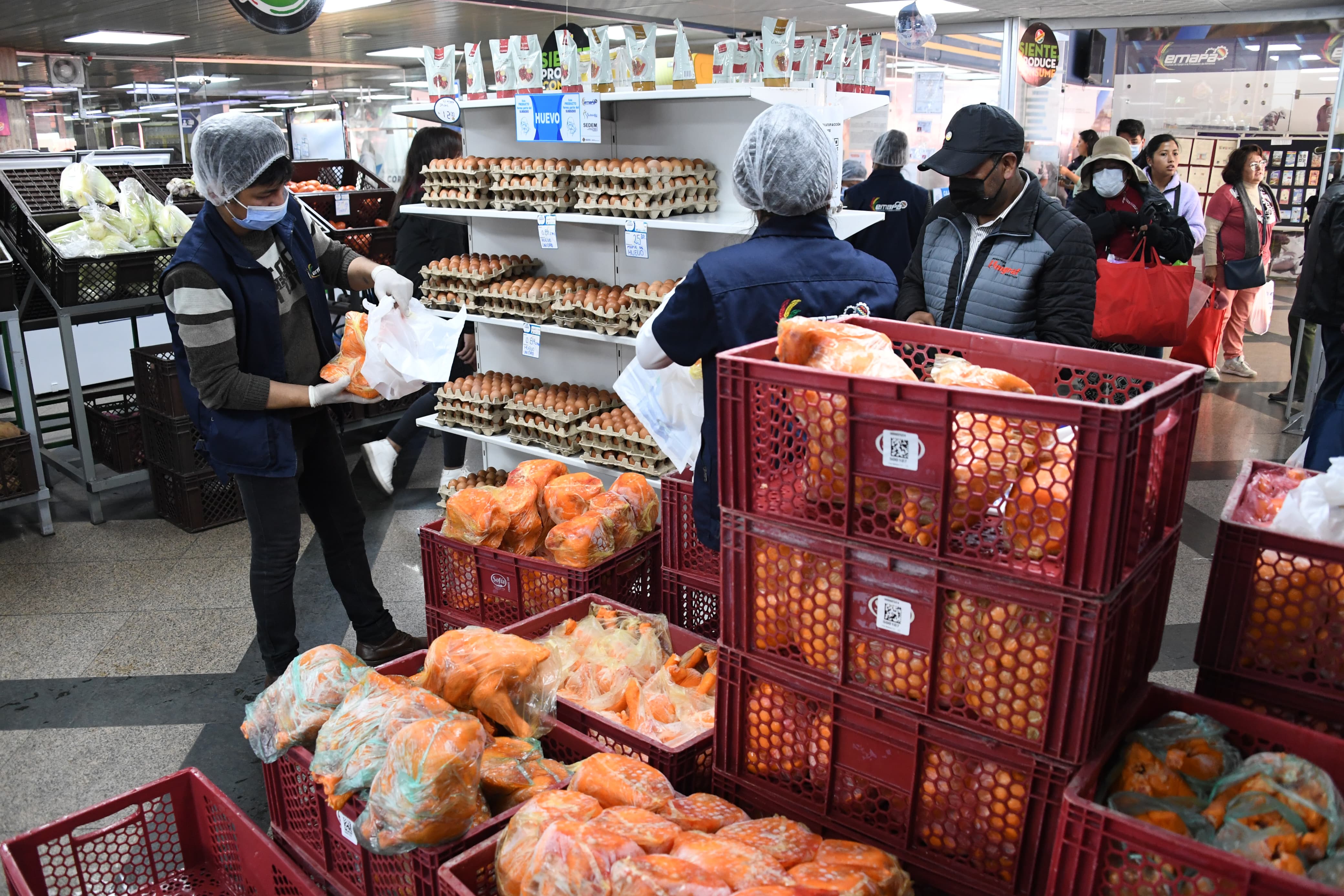 Emapa utiliza puentes aéreos y garantiza venta de carne de pollo a Bs 16,50 el kilo 