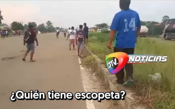 Bloqueadores armados obligan a periodistas a lanzarse al piso en el puente Ichilo