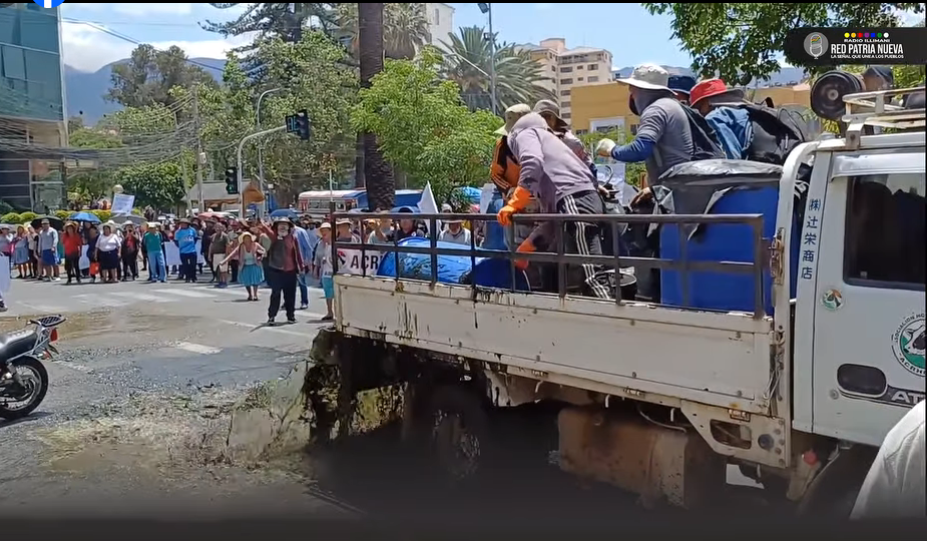 Lecheros de Cochabamba echan estiércol a predios de la Gobernación exigiendo que no alimente los bloqueos
