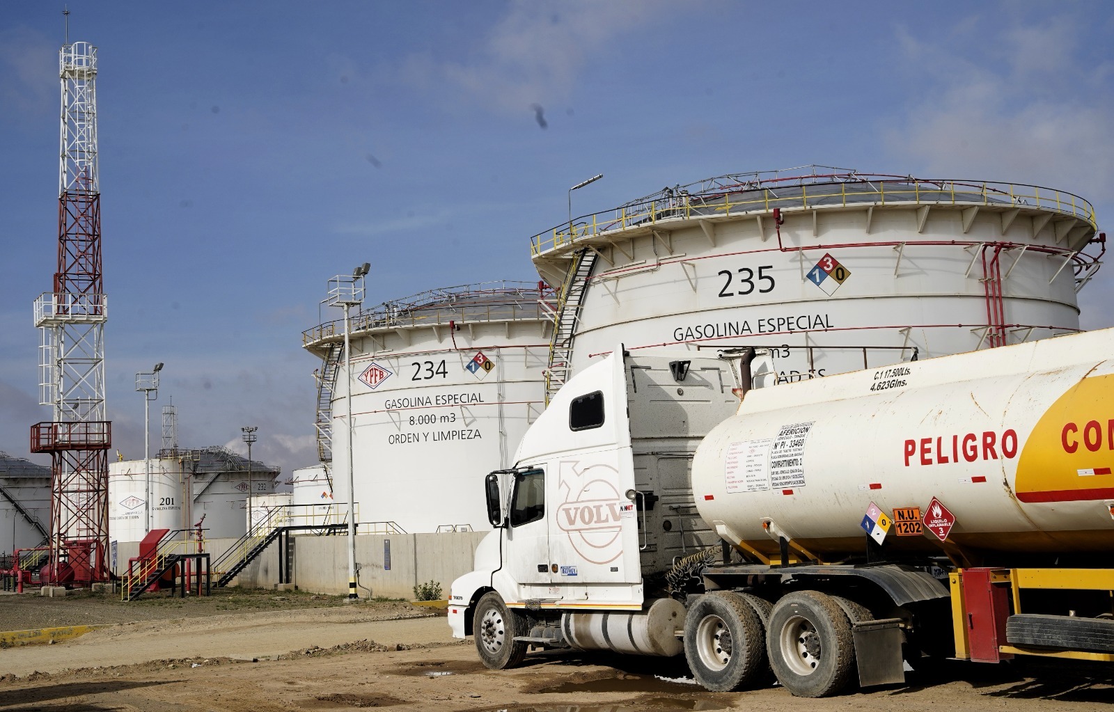 YPFB programa despacho de 2 millones de litros de combustibles este jueves a La Paz