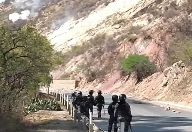 Evistas atacan con dinamitas a contingente policial que se dirige a Parotani