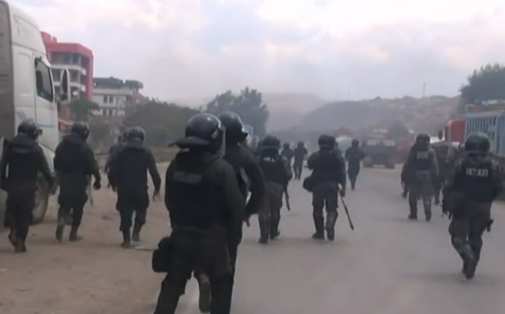 Evistas sorprenden a policías que intentan desbloquear y se desencadena un enfrentamiento en Parotani