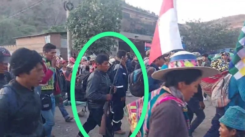 Bloqueador evista es captado con un arma de fuego en Parotani 