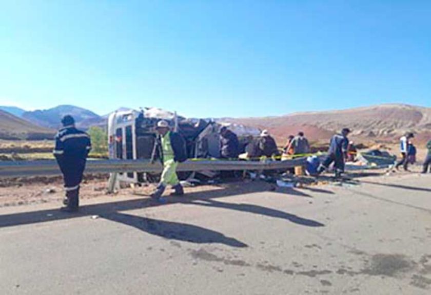 Aprovechan vuelco de cisterna para saquear diésel que era trasportado a Santa Cruz