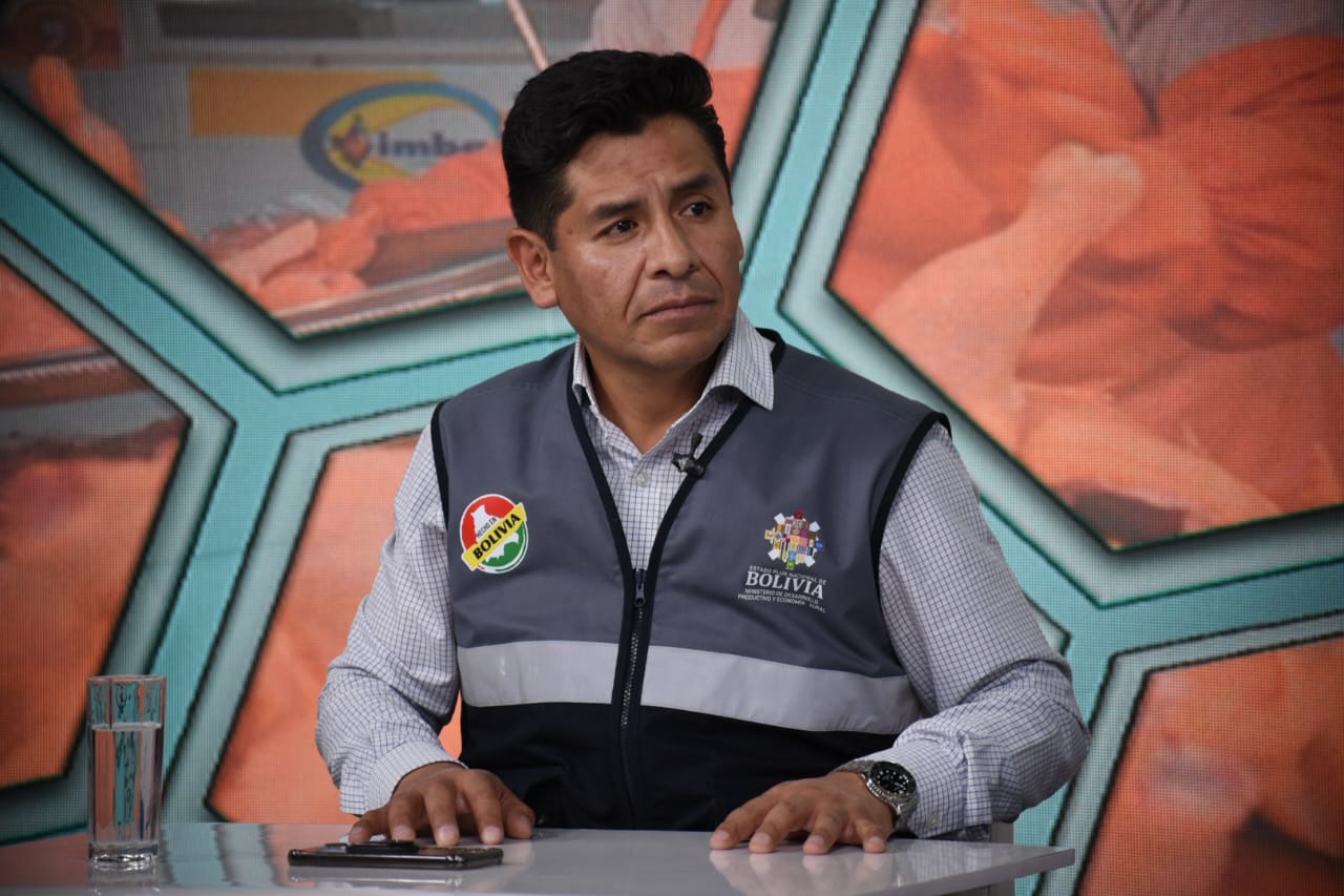 Puente aéreo transporta 124.500 pollos en cuatro días y alista vuelo de 18 toneladas de carne de res para La Paz