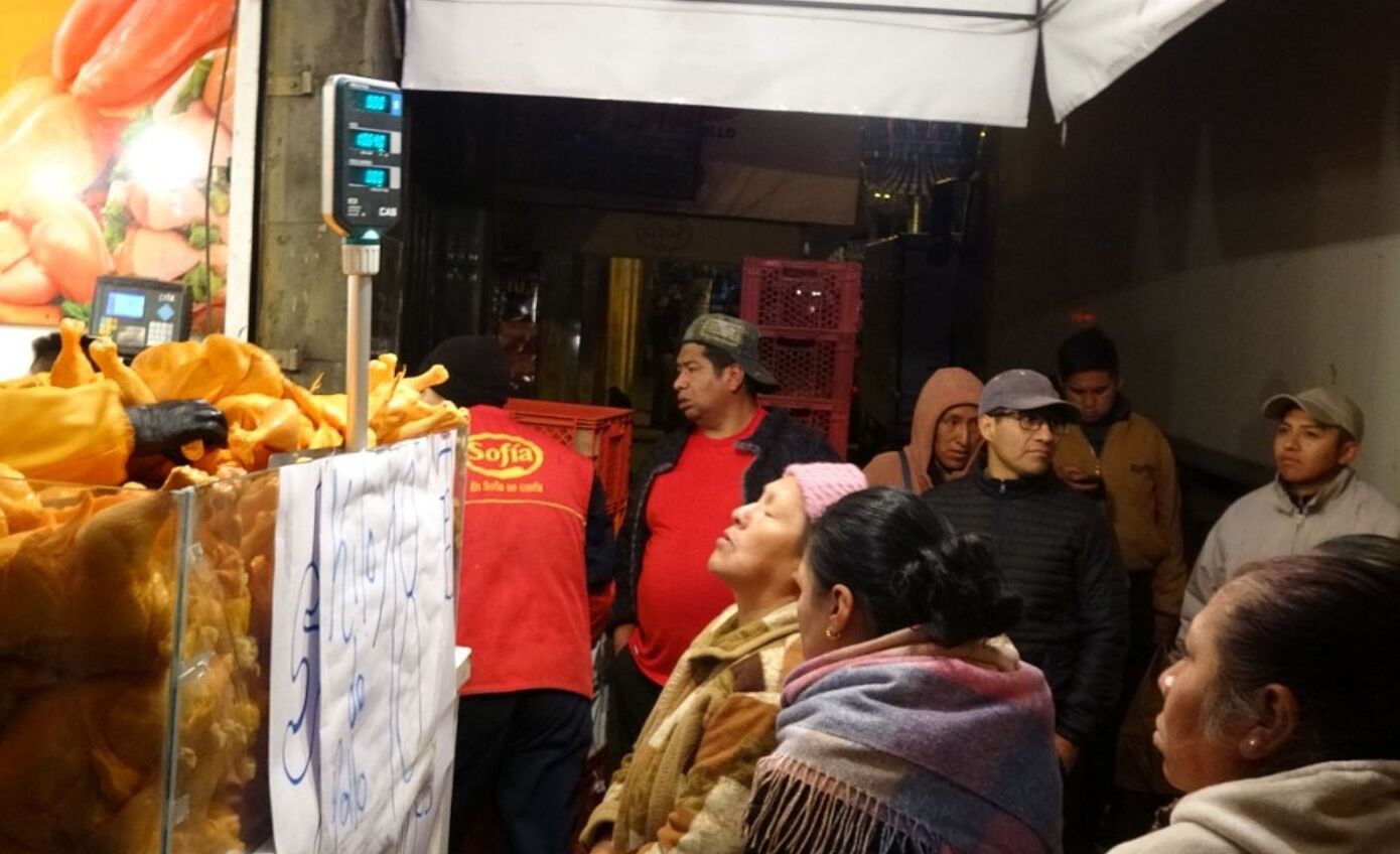Aprehenden a mayoristas que comercializaban a Bs 22 el kilo de carne pollo en La Paz