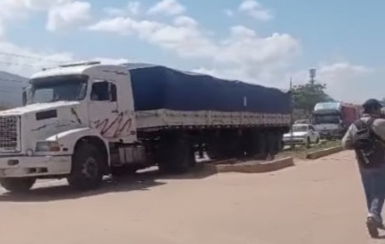 Bloqueadores en Mairana liberan temporalmente la carretera antigua entre Cochabamba - Santa Cruz 