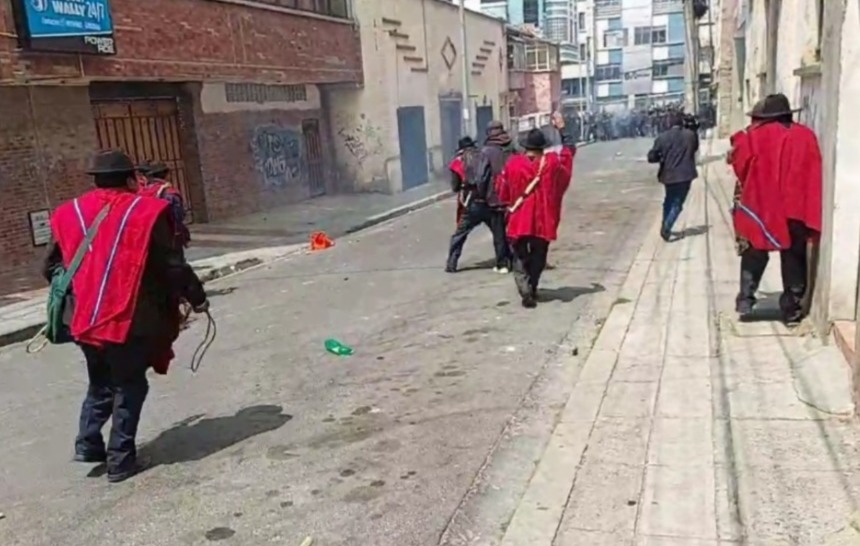 Grupo de campesinos trata de tomar con violencia sede sindical y deja siete policías heridos
