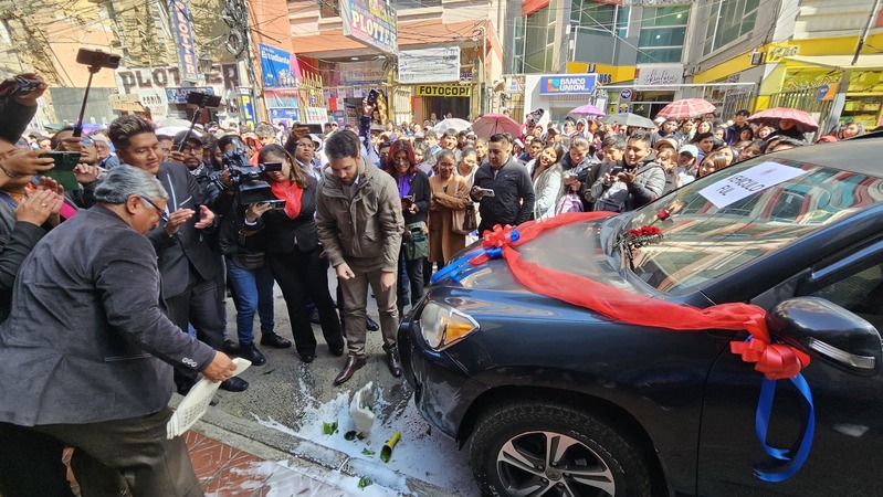 Dircabi entrega seis vehículos a la Universidad Técnica de Oruro
