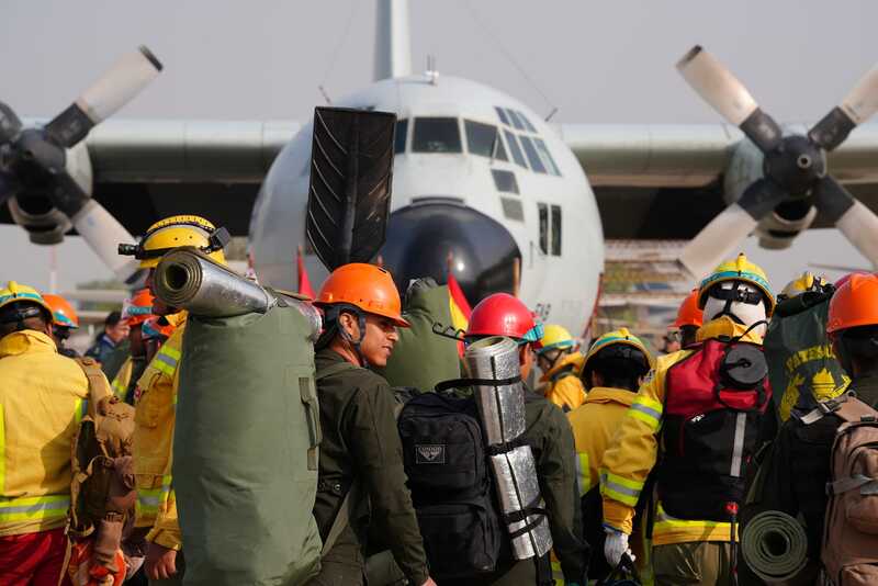 Arce envía nuevo contingente de bomberos para extremar combate contra incendios en Santa Cruz 