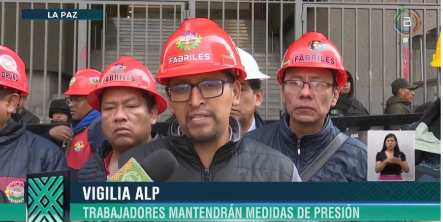 Trabajadores mantienen vigilia para exigir al Legislativo aprobar créditos por más de $us 1.000 millones