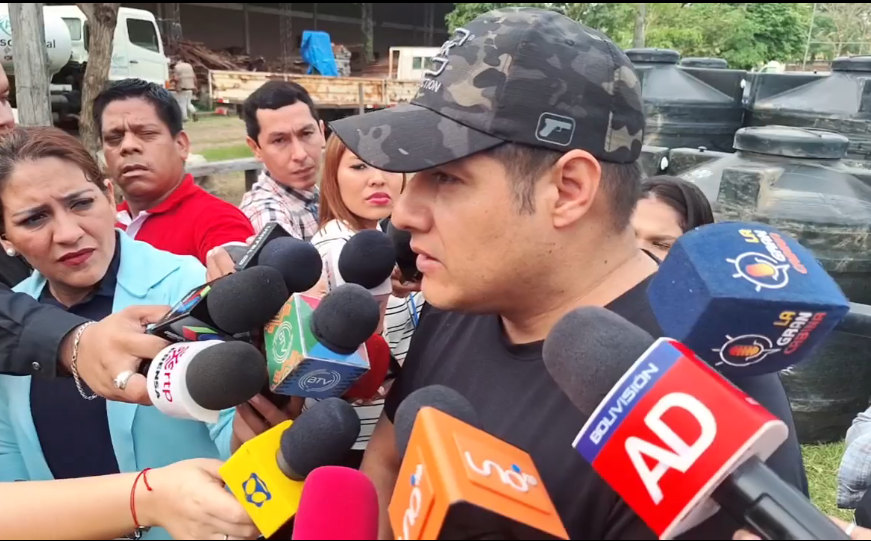 Desplazan cisternas y tanques de agua a municipios afectados por sequía e incendios en Santa Cruz