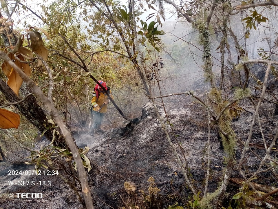 Bomberos voluntarios deben ser registrados, no perderán su trabajo ni deben cumplir horas extras 