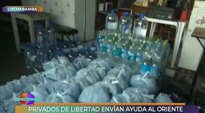 Privados de libertad de Cochabamba donan bidones de agua para bomberos que combaten incendios en Santa Cruz