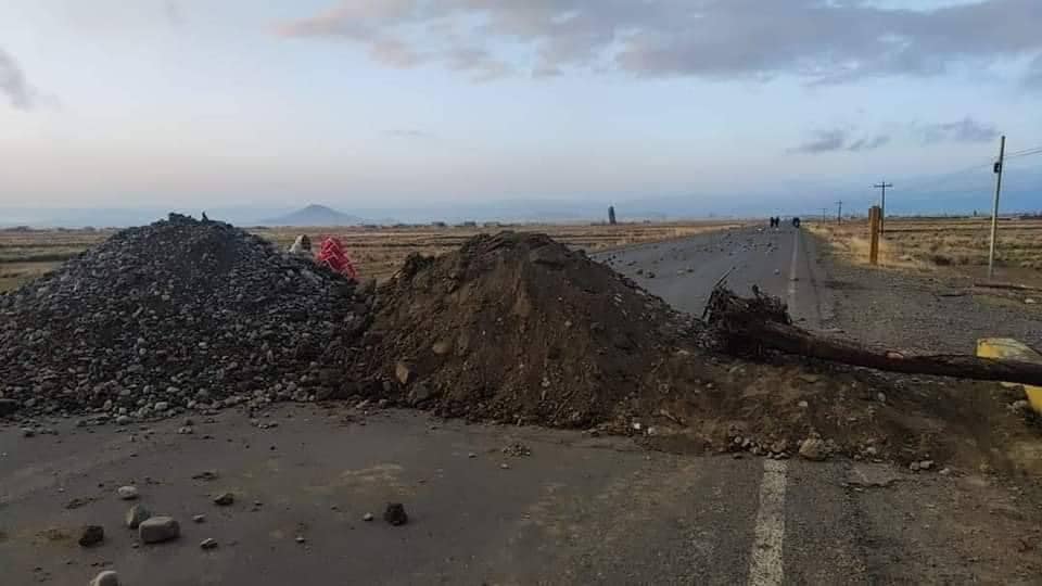 En La Paz reportan 5 puntos de bloqueo en la vía a Copacabana, 3 aprehendidos y pérdidas por Bs 28.000 en peajes
