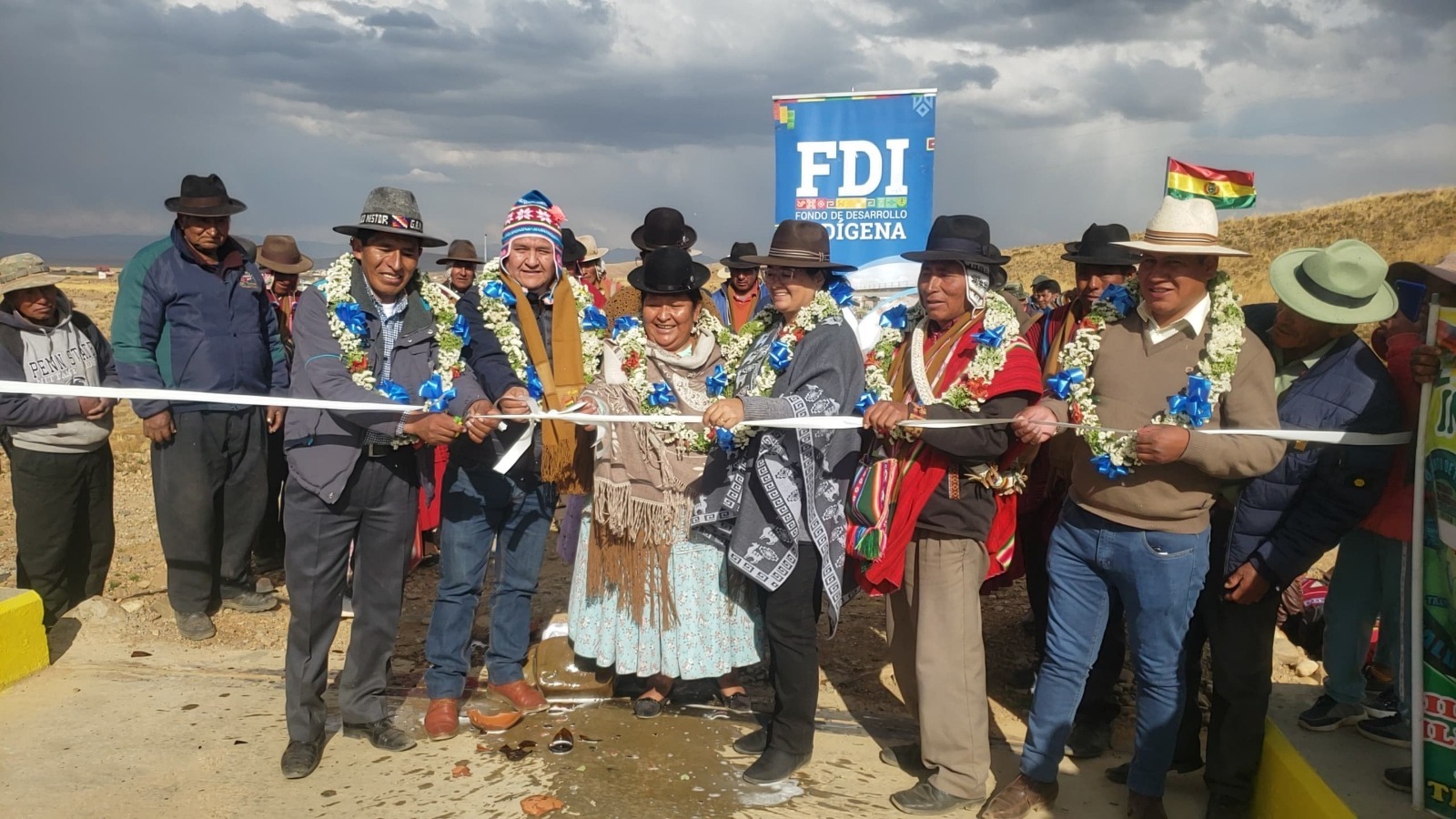 Municipio Waldo Ballivián inaugura dos puentes para facilitar el tránsito de su producción