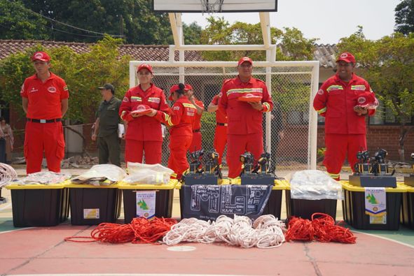 La entrega de ayuda a bomberos que combaten los incendios. Foto: Viceministerio de Seguridad Ciudadana.