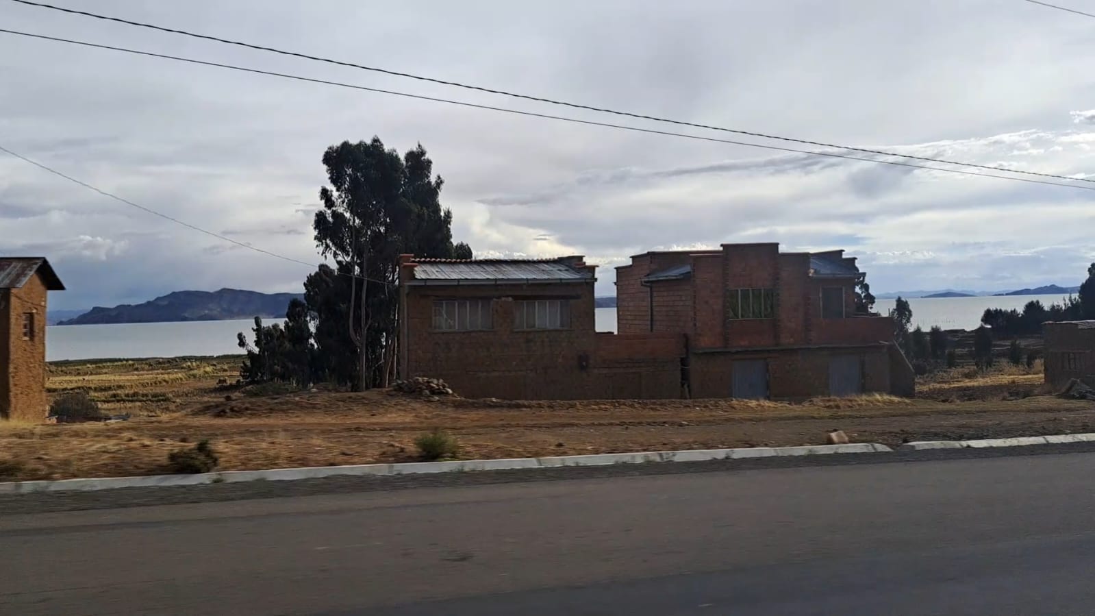 Desbloquean la ruta Copacabana – La Paz y transporte interprovincial normaliza viajes 