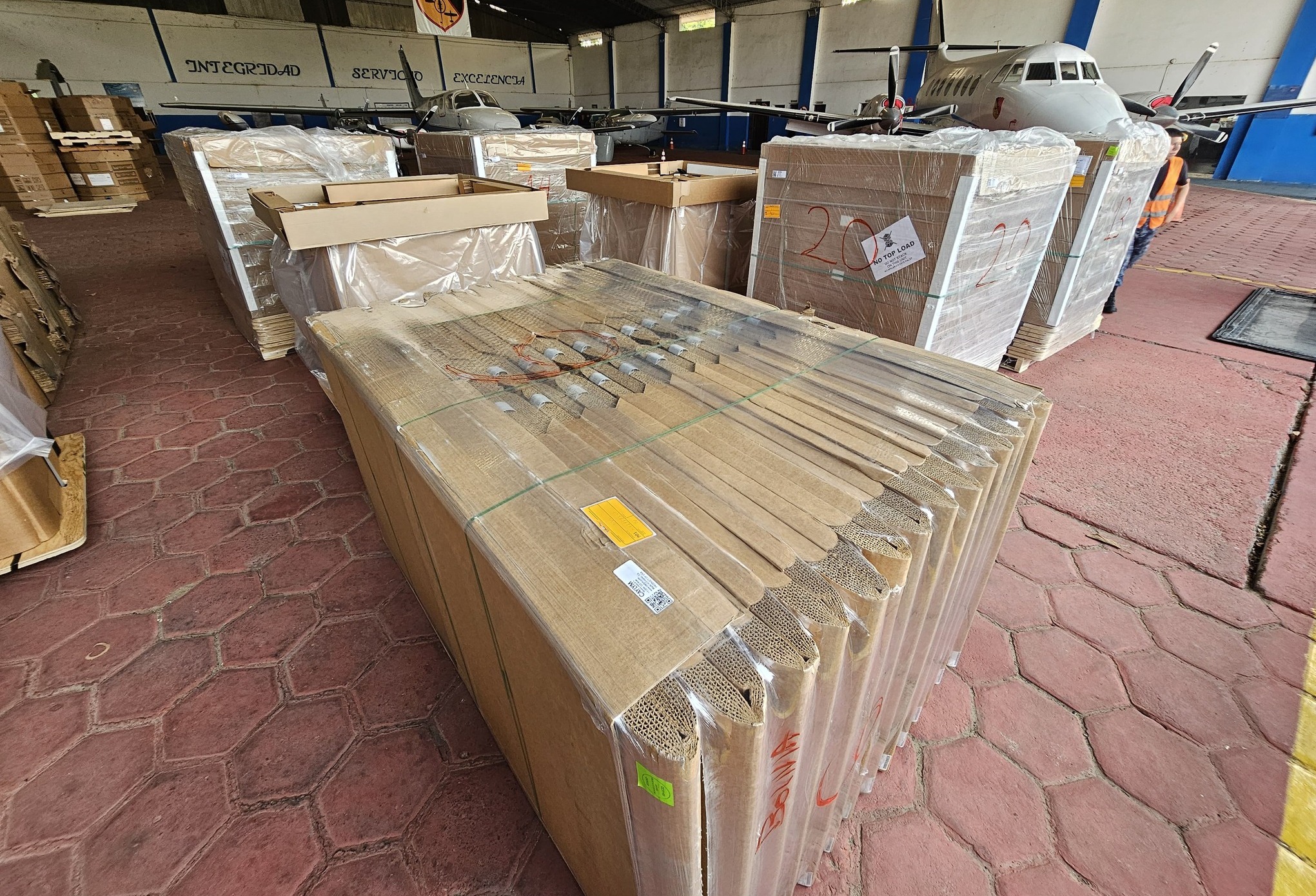 Llegan 200 “Cajas Guardián” y alistan segundo bombardeo de nubes para sofocar incendios en Santa Cruz