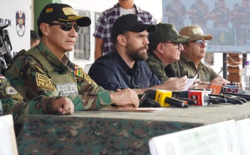 Aprehenden a un abogado que ofreció $us 50.000 para retirar las armas secuestradas en el aeropuerto de Viru Viru