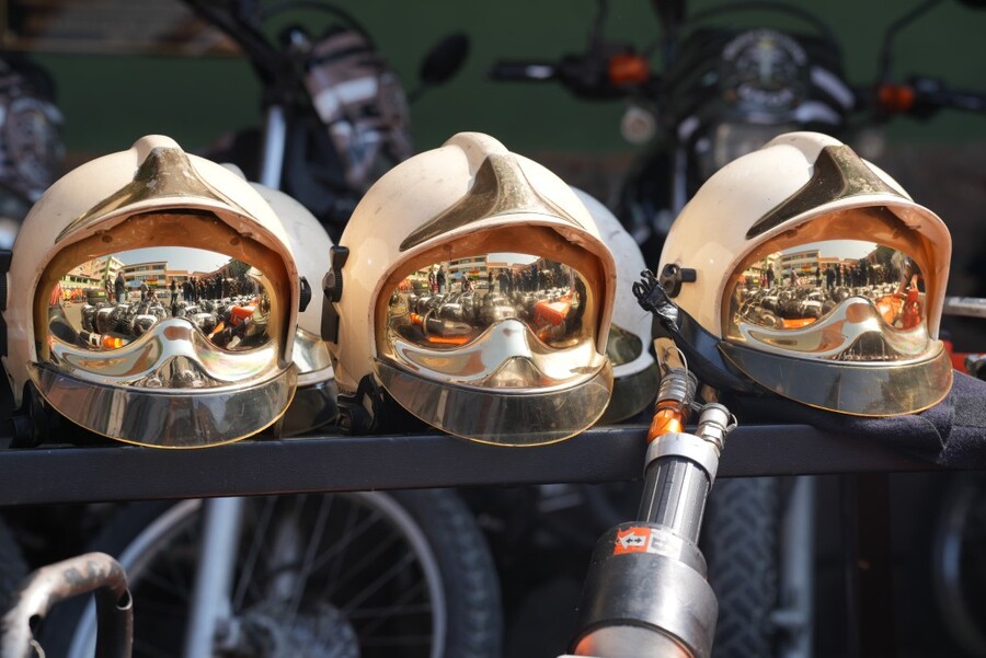 Bomberos voluntarios y de la Policía reciben equipamiento e insumos para combatir los incendios forestales