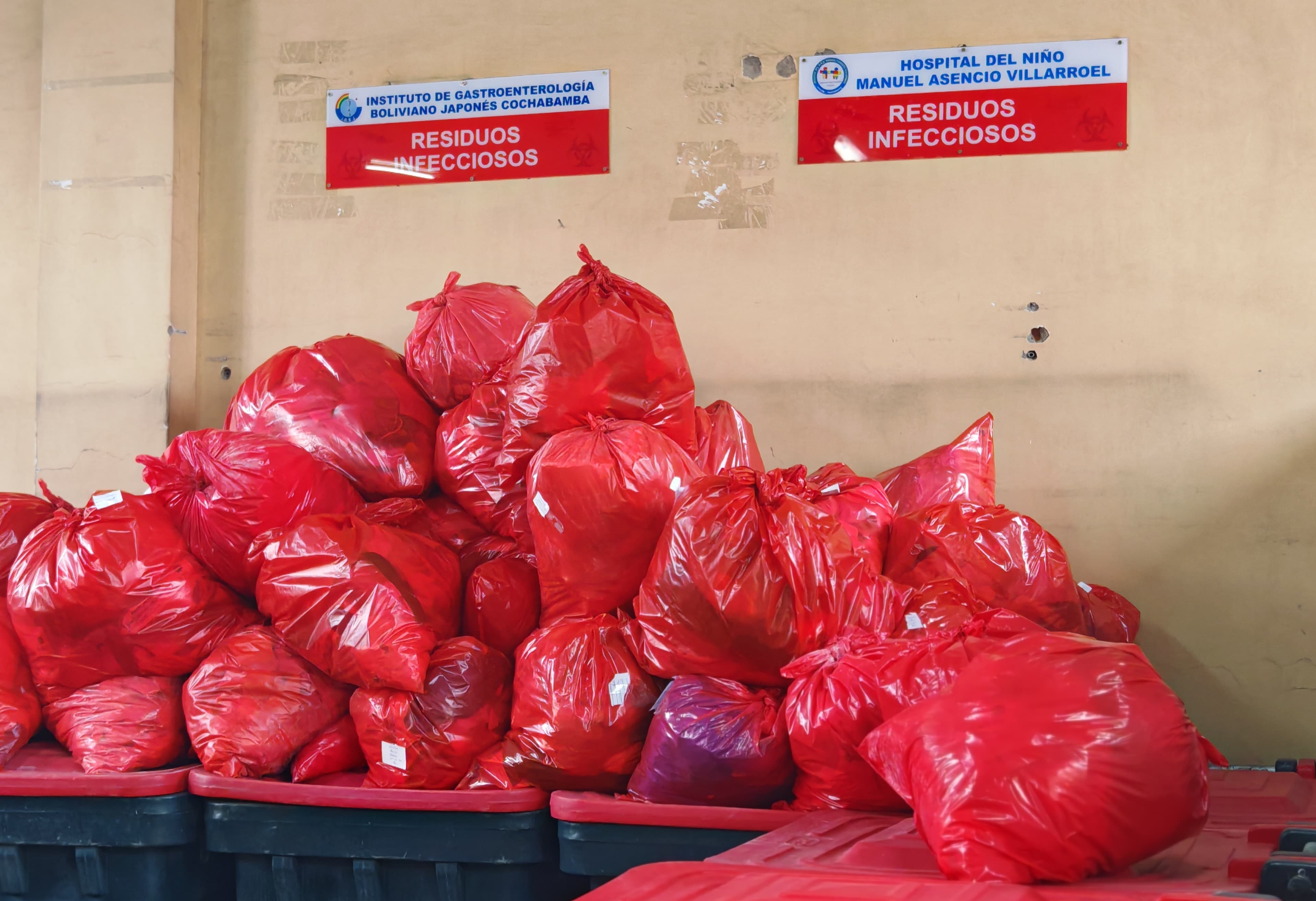 Hospitales de Cochabamba colapsan con residuos sanitarios ante bloqueo al botadero de K’ara K’ara