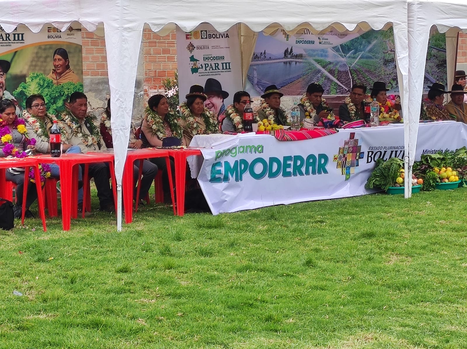 Colocado de la piedra fundamental para la Construcción del Muro de Contención en el río La Paz del municipio de Mecapaca (La Paz). Foto: Programa Empoderar 