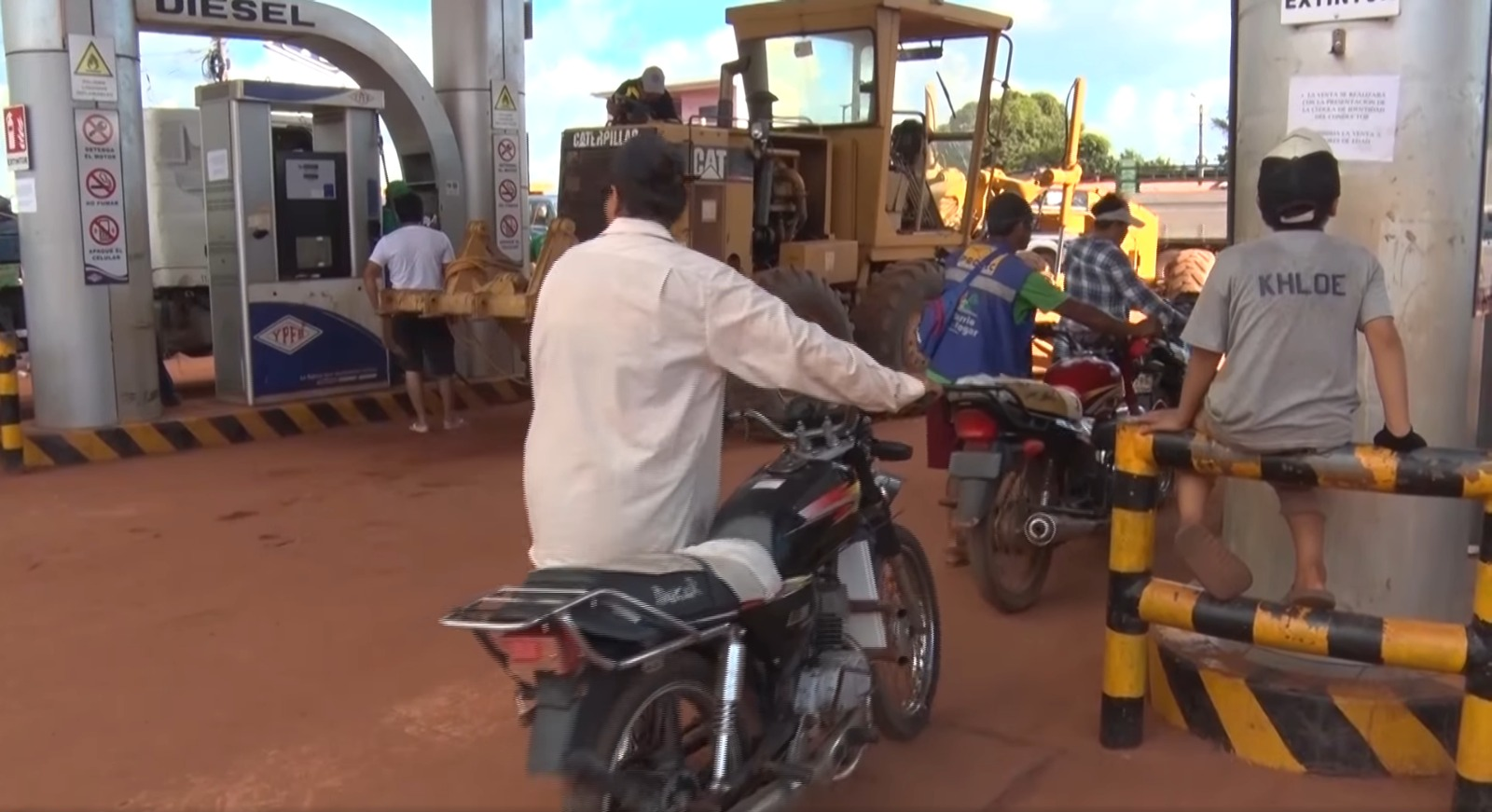 Población beniana carga combustible en estación de servicio con normalidad. Captura: Btv