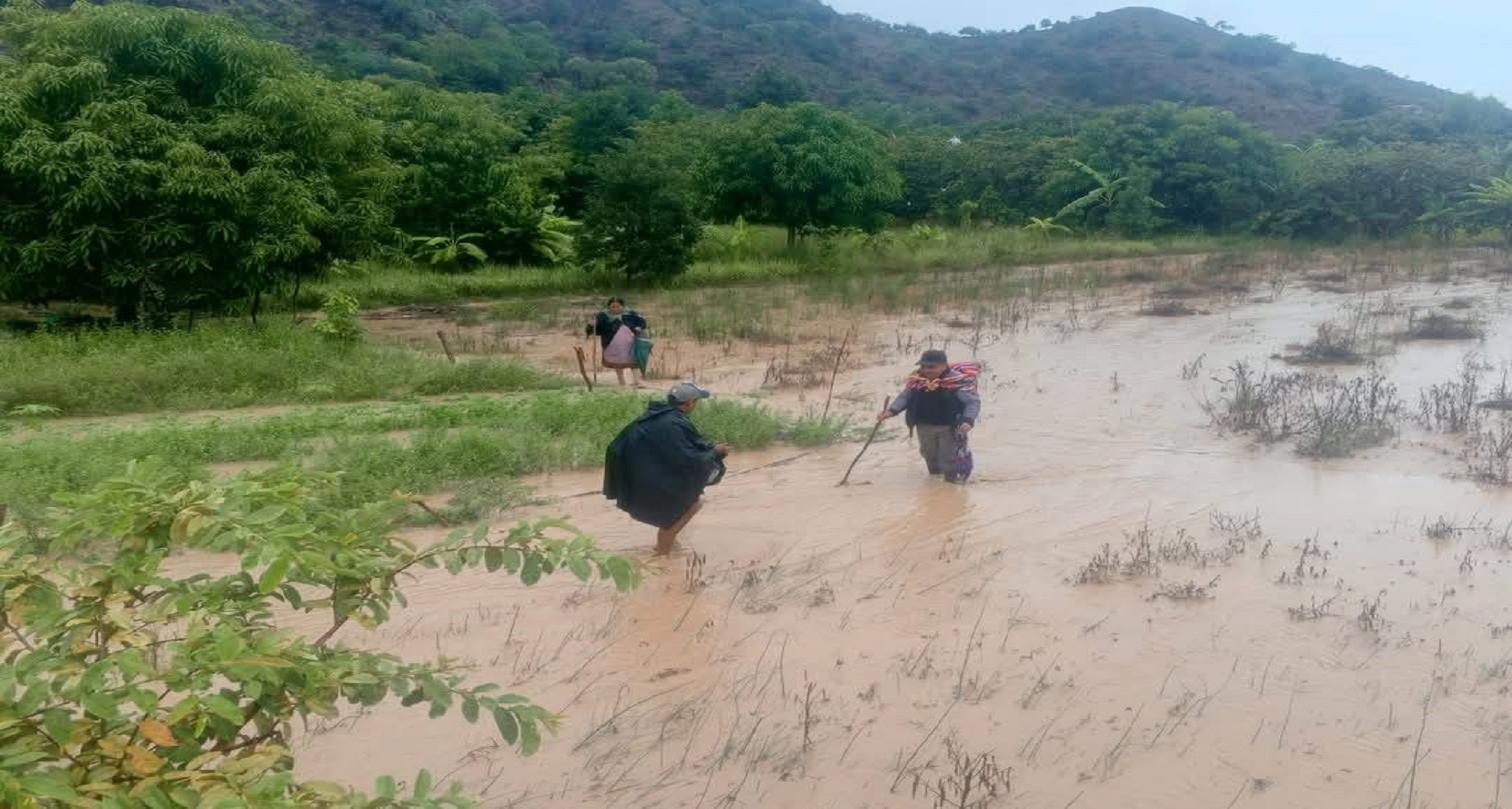 Pobladores del Distrito 7 de Sucre en el desborde del Río Chico. Foto: Radio ACLO Chuquisaca