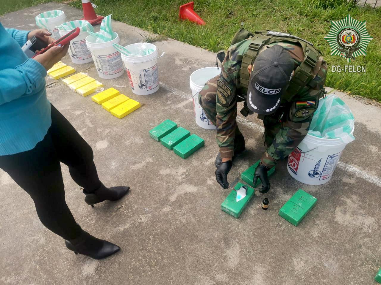 Operativo encuentra más de 28 kilogramos de clorhidrato de cocaína transportada en 9 baldes de pintura. Foto Felcn