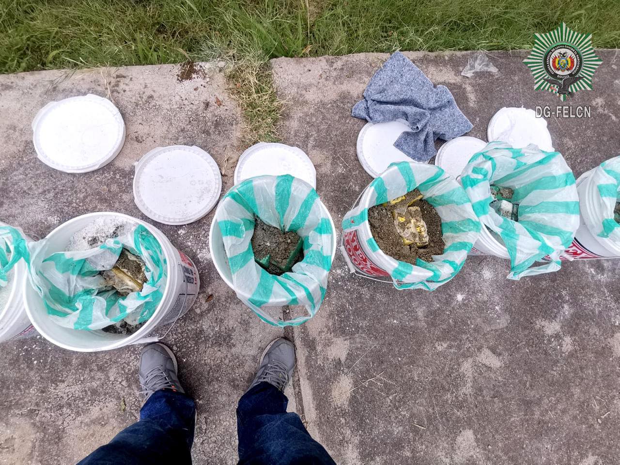 Operativo encuentra más de 28 kilogramos de clorhidrato de cocaína transportada en 9 baldes de pintura. Foto Felcn