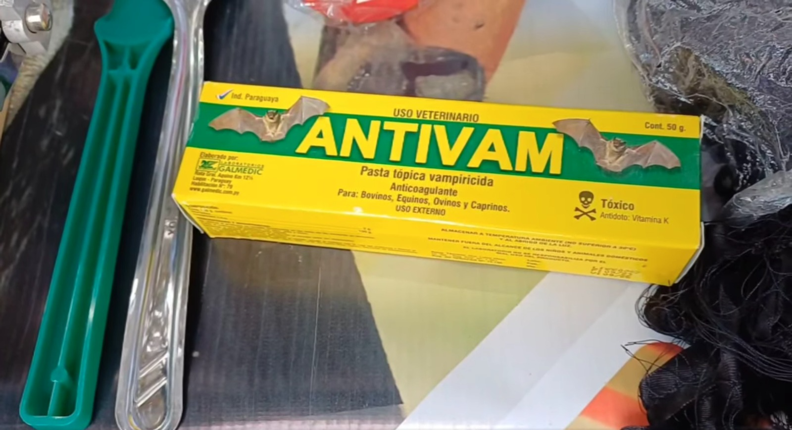 Pasta tópica vampiricida que se utiliza en el ganado para prevenir mordeduras. Captura: RRSS