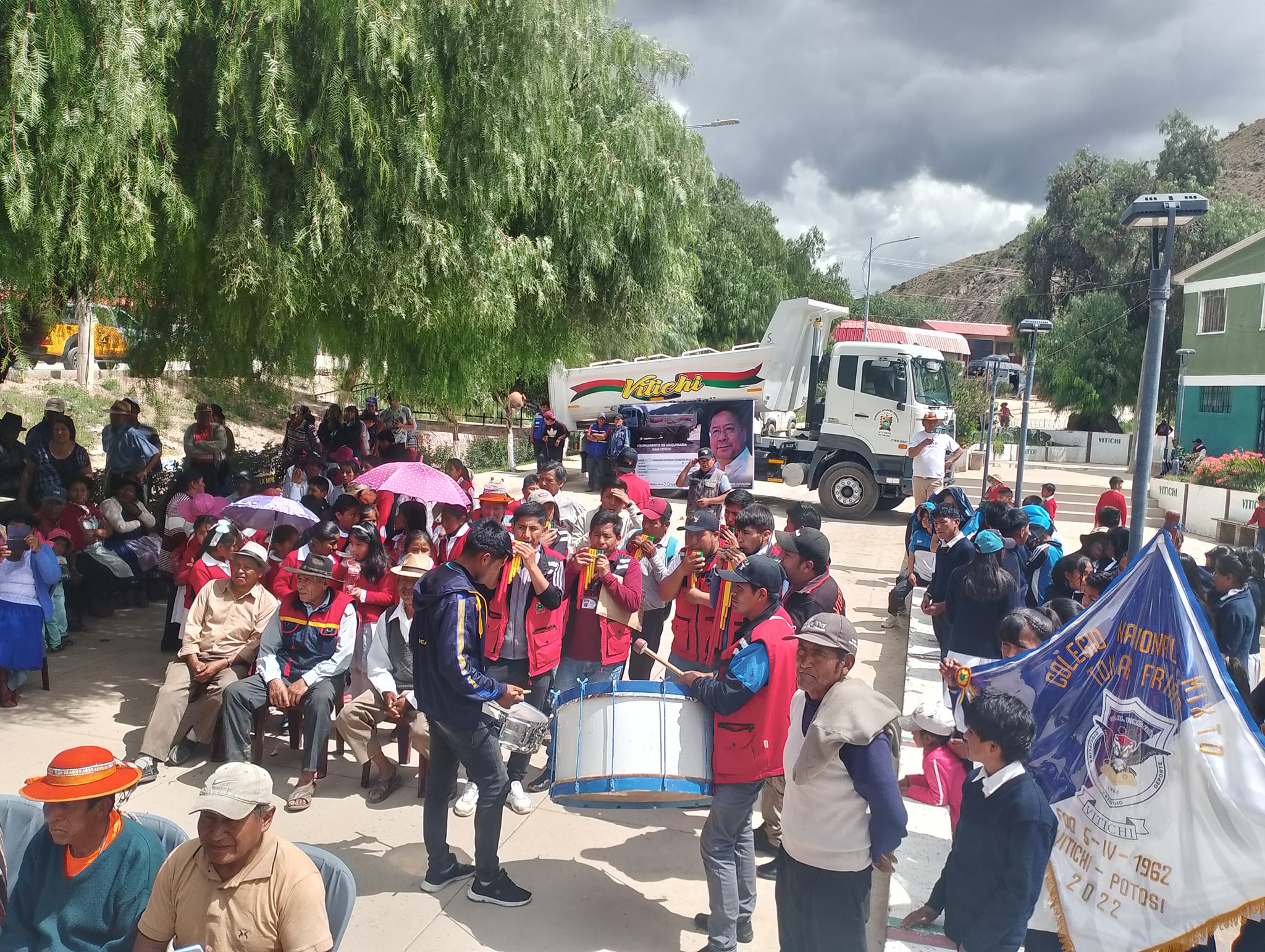 Acto de entrega de una volqueta con capacidad de 12 m³ en beneficio de la comunidad de Vitichi, Potosí. Foto: FNDR