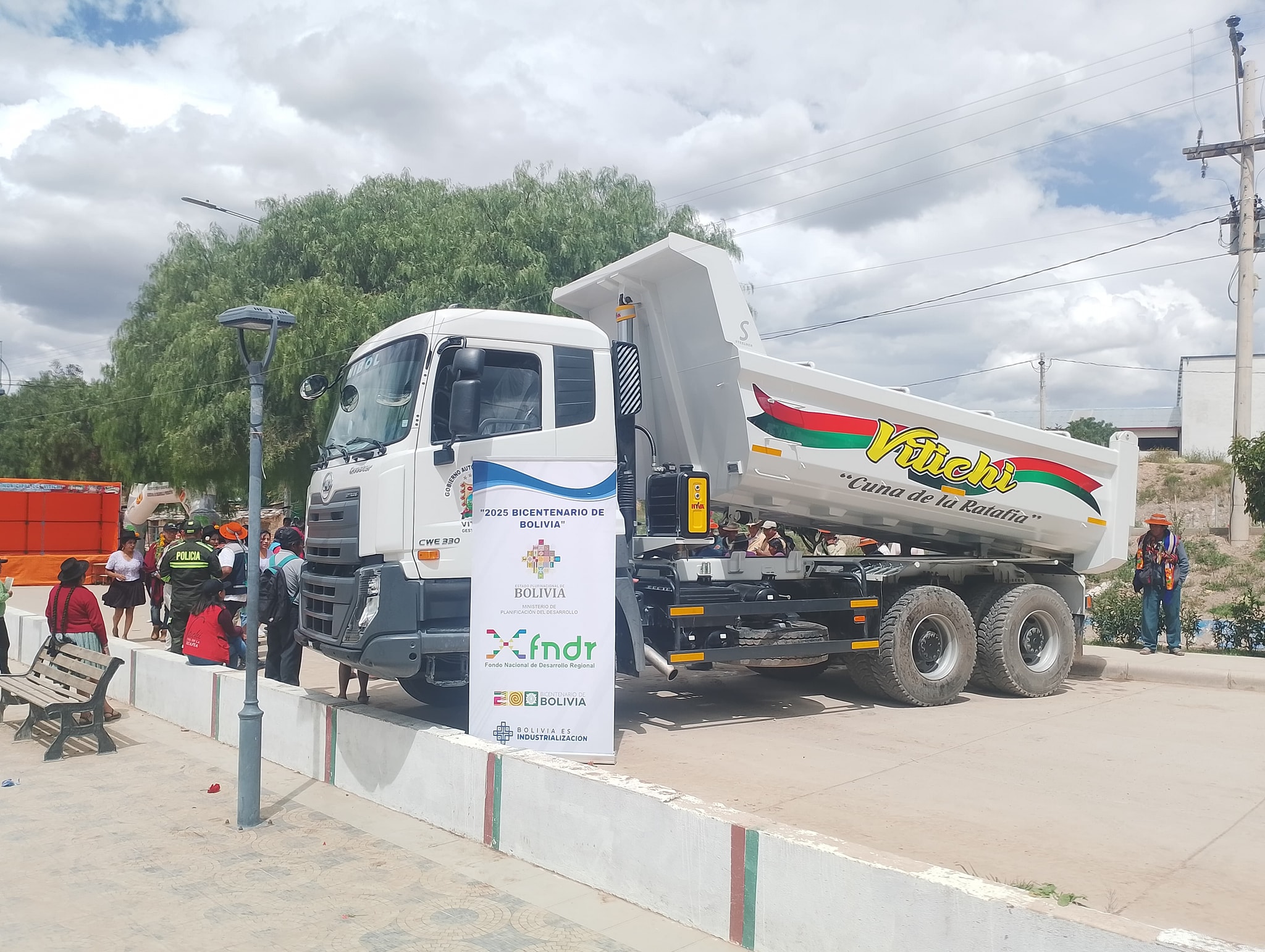Acto de entrega de una volqueta con capacidad de 12 m³ en beneficio de la comunidad de Vitichi, Potosí. Foto: FNDR