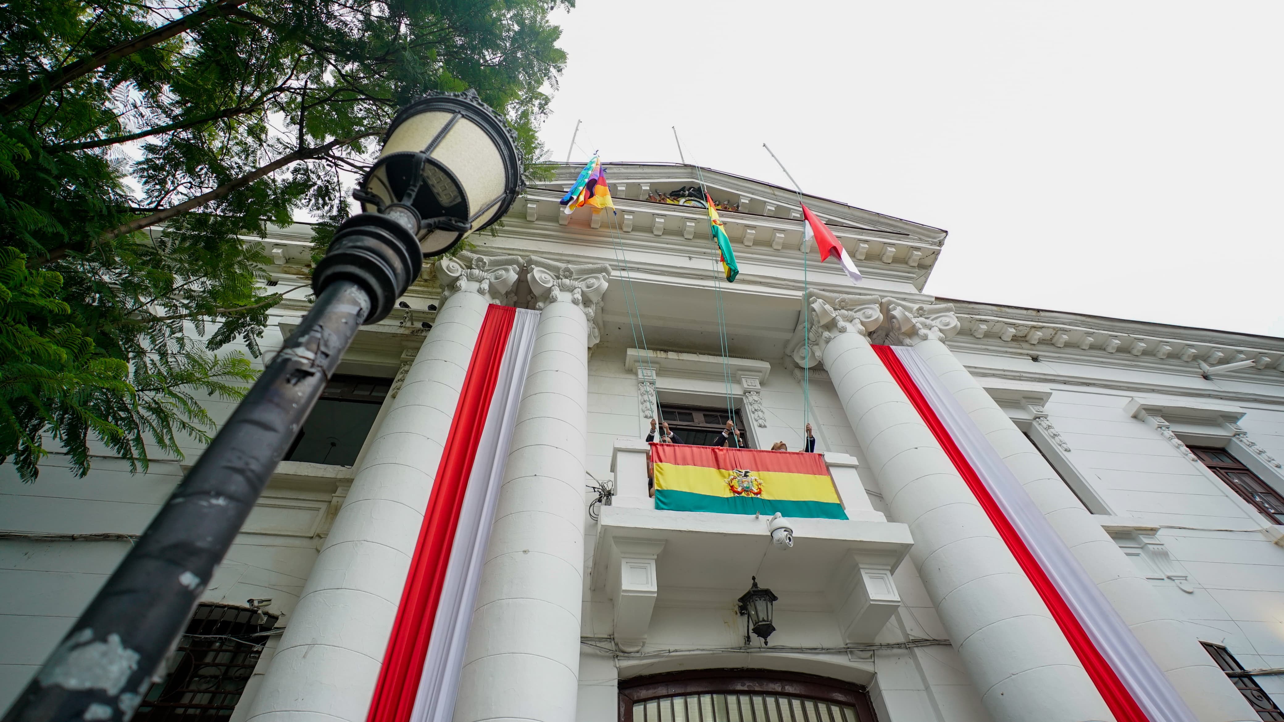 Arce inicia la semana con la iza de las banderas en Tarija como parte de las actividades por el Bicentenario