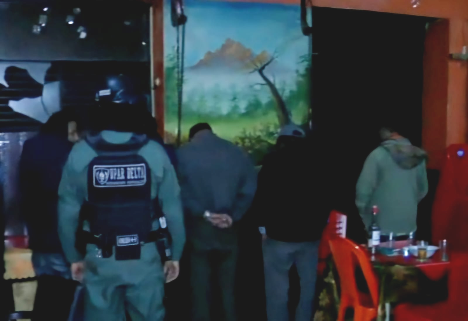 Intervienen bar clandestino y arrestan a 34 personas en pleno centro paceño