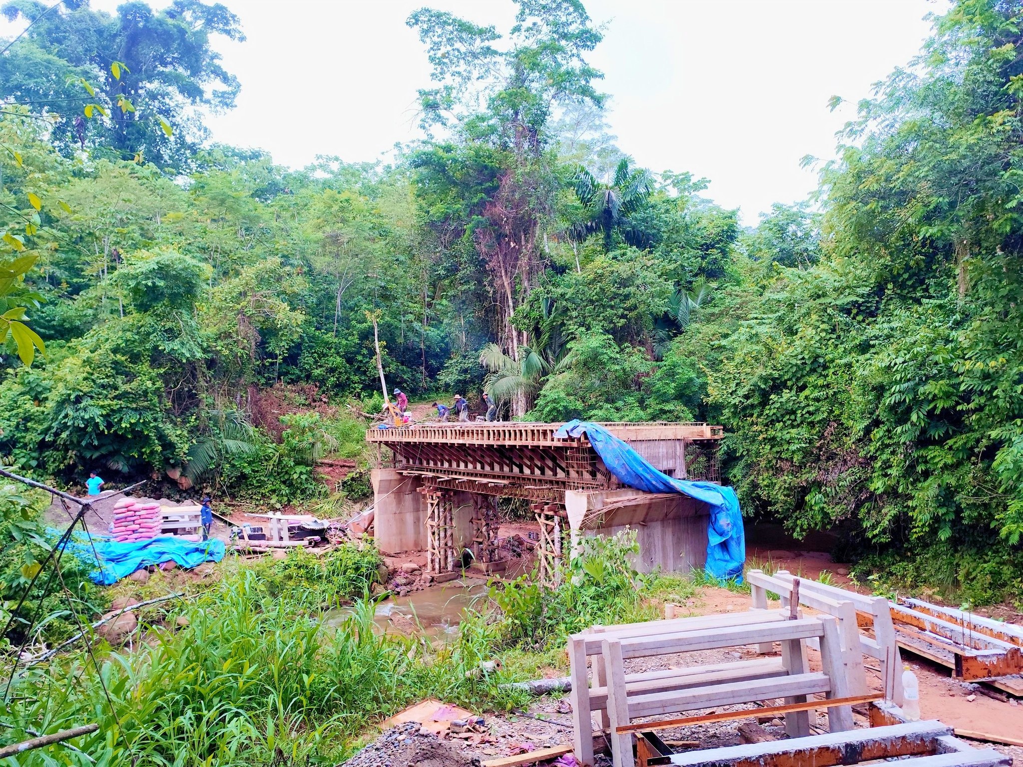 Construcción del "Puente Camba" en la localidad Oro Verde, La Paz. Foto: GAM Alto Beni