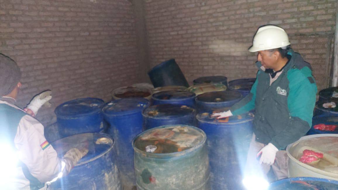 Turriles con combustible encontrados al interior de la vivienda, Oruro. Foto: FGE