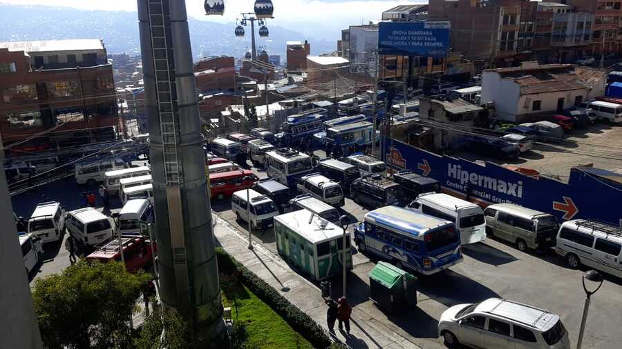 Postergan sesión que promulgará ley que congela pasajes y choferes mantienen el paro en La Paz