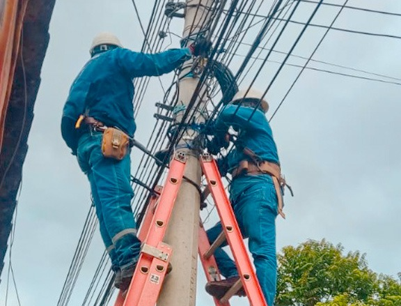 Cuadrillas de técnicos de Entel reparando una conexión dañada. Foto: Entel S.A.
