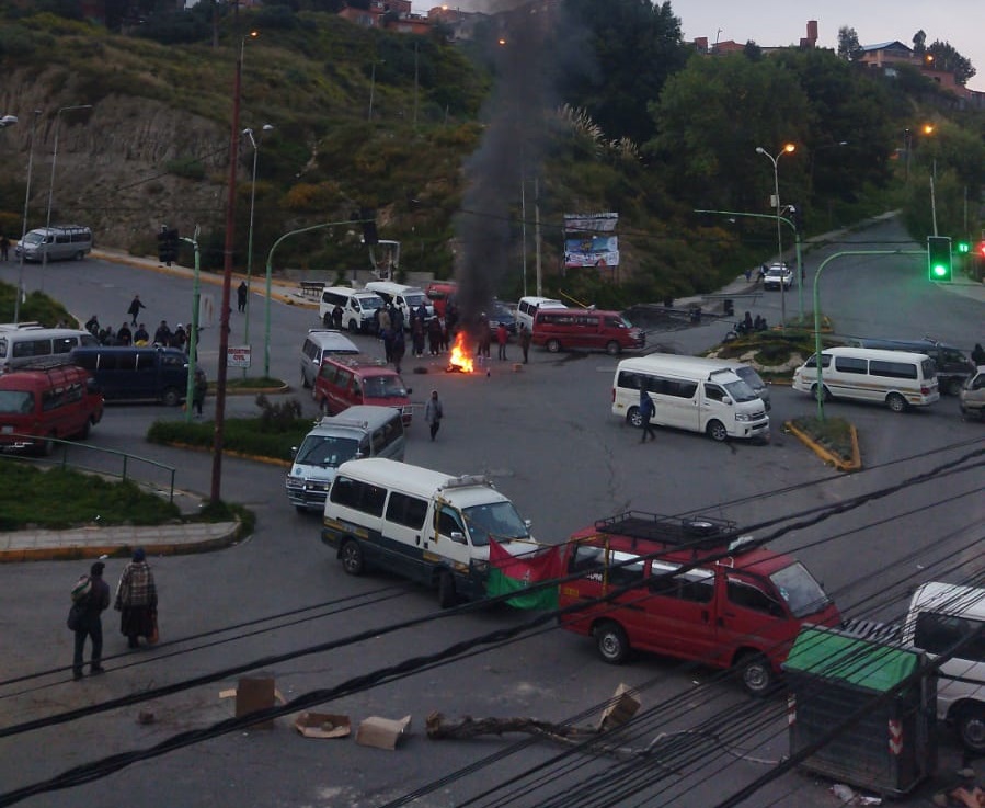 Chóferes analizarán continuidad o no del paro en una ampliado en puertas de la Alcaldía de La Paz