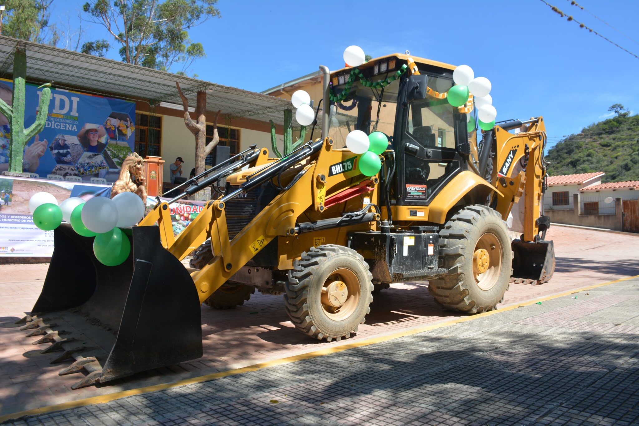 Entrega de maquinaria para la construcción de atajados y bebederos para el consumo de ganado bovino en el municipio de Pasorapa, Cochabamba. Foto: FDI